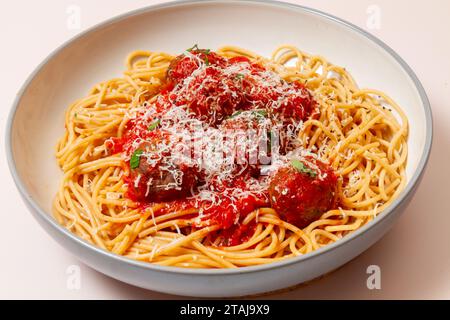 Spaghetti und Fleischbällchen mit geriebenem Parmesan Stockfoto