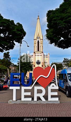 TERESOPOLIS, RIO DE JANEIRO, BRASILIEN - 22. Mai 2023: „I Love Teresopolis“-Nachricht auf öffentlichem Platz Stockfoto