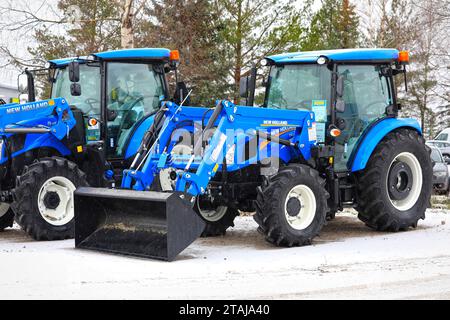 Der Traktor New Holland T4.75S parkte an einem Wintertag bei der Niederlassung von New Holland Agriculture. Salo, Finnland. November 2023. Stockfoto