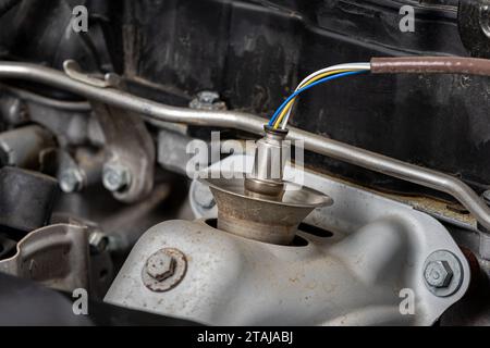 Lambdasonde am Fahrzeugmotor. Reparatur, Wartung und Service in der Automobilindustrie. Stockfoto