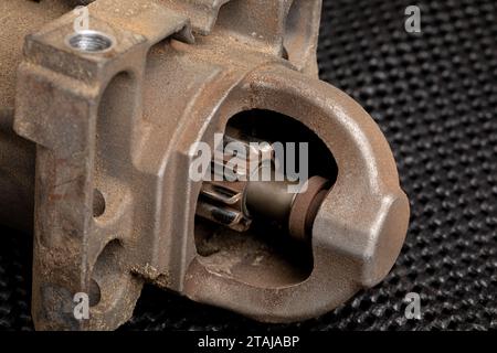 Ritzel am Anlasser aus dem Auto entfernt. Fahrzeug-Wartungs-, Reparatur- und Servicekonzept. Stockfoto