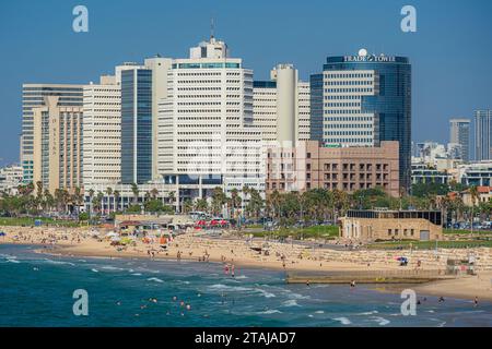 Tel Aviv, Israel. September 2023. Malerischer Blick auf den Stadtstrand. An warmen Tagen machen Touristen Freizeitaktivitäten im Meer, wie Sonnenbaden oder Schwimmen Stockfoto