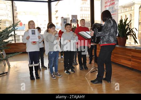 Berlin, Deutschland. Dezember 2023. Schüler aus Selb, Bayern, schmücken den Weihnachtsbaum in der tschechischen Botschaft in Berlin, die am 1. November 2023 von Bundesabgeordneten Jorg Nürnberger (nicht gesehen) im Rahmen der Förderung der deutsch-tschechischen Grenzbeziehungen initiiert wurde. Quelle: Zapotocky Ales/CTK Photo/Alamy Live News Stockfoto