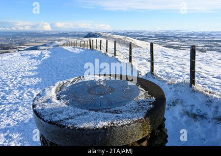 Edinburgh, Schottland, Großbritannien. Dezember 2023. Schnee kommt im Pentland Regional Park an. Der Gipfel von Allermuir. Quelle: Craig Brown/Alamy Live News Stockfoto