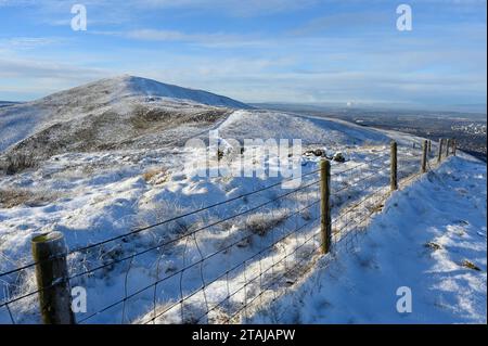 Edinburgh, Schottland, Großbritannien. Dezember 2023. Schnee kommt im Pentland Regional Park an. Blick auf Allermuir. Quelle: Craig Brown/Alamy Live News Stockfoto