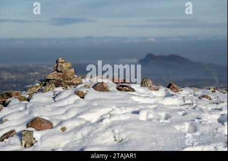 Edinburgh, Schottland, Großbritannien. Dezember 2023. Schnee kommt im Pentland Regional Park an. Das Gipfelklima von Caerketton mit Arthurs sitzen in der Ferne. Quelle: Craig Brown/Alamy Live News Stockfoto