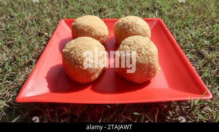 Indische süße rava Laddu oder Rawa Ladoo oder Grießbällchen, auch bekannt als Suji Ladoo Stockfoto