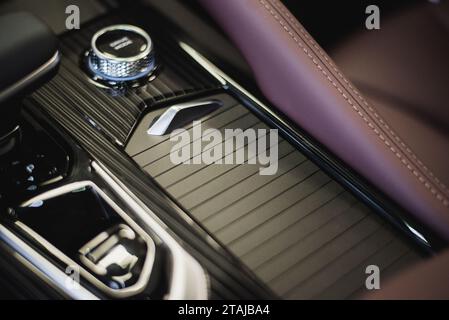 Automatikgetriebe in einem neuen Auto Stockfoto