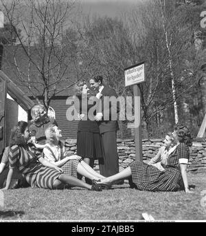 In den 1940er Jahren Sieben junge Frauen, aber nur ein Mann. Das Foto wurde in der Stadt Borås aufgenommen, wo es einen Mangel an alleinstehenden Männern gibt. Nur ein freier Single-Mann auf sieben Frauen. Schweden 1942. Foto Kristoffersson Ref. A42-6 Stockfoto