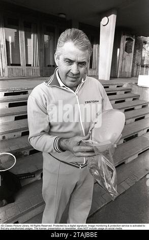 Torsten Johansson. Schwedischer Tennisspieler. 1920-2004. Er war ein erfolgreicher Tennisspieler mit zahlreichen schwedischen Meistertiteln. Nach seiner Tenniskarriere war Torsten Verkäufer für Unternehmen, die verschiedene Tennisprodukte entwickelten. Bei der Helsingborger Firma Tretorn kam Johansson auf die Idee, einen individuellen und billigen „Tennistrainer“ zu finden. Die Erfindung war einfach. Der Ball mit der langen Gummischnur wird von fast allen Anfängern verwendet, um ihre Schläge zu üben. Es wurde zuhause und meistens auf der Straße genutzt. Es könnte schnell bewegt werden, wenn ein Auto kommt. Das Jahr ist 1971. Kristoffersson Ref. Pärm 5-21 Stockfoto