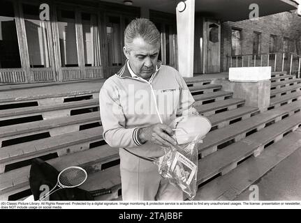 Torsten Johansson. Schwedischer Tennisspieler. 1920-2004. Er war ein erfolgreicher Tennisspieler mit zahlreichen schwedischen Meistertiteln. Nach seiner Tenniskarriere war Torsten Verkäufer für Unternehmen, die verschiedene Tennisprodukte entwickelten. Bei der Helsingborger Firma Tretorn kam Johansson auf die Idee, einen individuellen und billigen „Tennistrainer“ zu finden. Die Erfindung war einfach. Der Ball mit der langen Gummischnur wird von fast allen Anfängern verwendet, um ihre Schläge zu üben. Es wurde zuhause und meistens auf der Straße genutzt. Es könnte schnell bewegt werden, wenn ein Auto kommt. Das Jahr ist 1971. Kristoffersson Ref. Pärm 5-21 Stockfoto