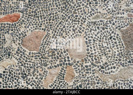 Strukturierte Wand der Kirche aus großen und kleinen Steinen Stockfoto