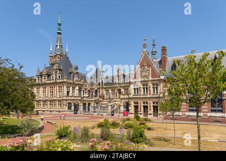 Fecamp, Frankreich - 17. Juli 2022: Das Palais Benedictine in Fecamp an einem sonnigen Tag im Sommer Stockfoto