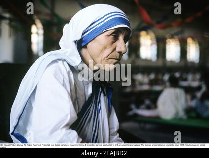 Mary Teresa Bojaxhiu (26. August 1910 – 5. September 1997), besser bekannt als Mutter Teresa, war eine albanisch-indische katholische Nonne und Gründerin der Missionare der Charity. Geboren in Skopje, damals Teil des Osmanischen Reiches, zog sie im Alter von 18 Jahren nach Irland und später nach Indien, wo sie den größten Teil ihres Lebens lebte. Am 4. September 2016 wurde sie von der katholischen Kirche als Heilige Teresa von Kalkutta heiliggesprochen.1963. Roland Palm Ref. 8-5-3 Stockfoto