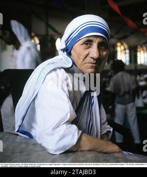 Mary Teresa Bojaxhiu (26. August 1910 – 5. September 1997), besser bekannt als Mutter Teresa, war eine albanisch-indische katholische Nonne und Gründerin der Missionare der Charity. Geboren in Skopje, damals Teil des Osmanischen Reiches, zog sie im Alter von 18 Jahren nach Irland und später nach Indien, wo sie den größten Teil ihres Lebens lebte. Am 4. September 2016 wurde sie von der katholischen Kirche als Heilige Teresa von Kalkutta heiliggesprochen.1963. Roland Palm Ref. 8-5-2 Stockfoto