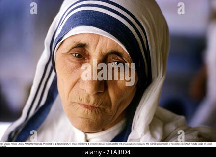 Mary Teresa Bojaxhiu (26. August 1910 – 5. September 1997), besser bekannt als Mutter Teresa, war eine albanisch-indische katholische Nonne und Gründerin der Missionare der Charity. Geboren in Skopje, damals Teil des Osmanischen Reiches, zog sie im Alter von 18 Jahren nach Irland und später nach Indien, wo sie den größten Teil ihres Lebens lebte. Am 4. September 2016 wurde sie von der katholischen Kirche als Heilige Teresa von Kalkutta heiliggesprochen.1963. Roland Palm Ref. 8-5-1 Stockfoto