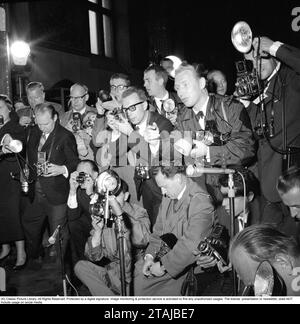 Pressefotografen. Media ist sehr interessiert an der Hochzeit von Prinzessin Birgitta von Schweden mit Fürst Johann Georg von Hohenzollern-Sigmaringen im Mai 30 1961 in der Kirche Sigmaringens. Die Presphotografen der Veranstaltung versuchen alle, gute Bilder von dem Paar zu bekommen. Viele verschiedene Kameras sind sichtbar, Rolleiflex, Hasselblad, Leica. Stockfoto