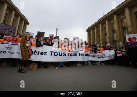 Paris, Frankreich. Dezember 2023. Zusammenkunft in Solidarität mit den Geiseln, die am 7. Oktober 2023 von der Hamas entführt wurden, am 1. Dezember 2023 auf dem Trocadero Place in Paris. Foto: Pierrick Villette/ABACAPRESS.COM Credit: Abaca Press/Alamy Live News Stockfoto