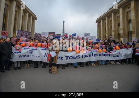 Paris, Frankreich. Dezember 2023. Zusammenkunft in Solidarität mit den Geiseln, die am 7. Oktober 2023 von der Hamas entführt wurden, am 1. Dezember 2023 auf dem Trocadero Place in Paris. Foto: Pierrick Villette/ABACAPRESS.COM Credit: Abaca Press/Alamy Live News Stockfoto