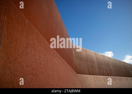 Fotografische Dokumentation einer eisernen Schutzwand, die in den blauen Himmel geworfen wurde Stockfoto