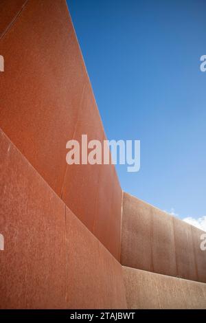 Fotografische Dokumentation einer eisernen Schutzwand, die in den blauen Himmel geworfen wurde Stockfoto