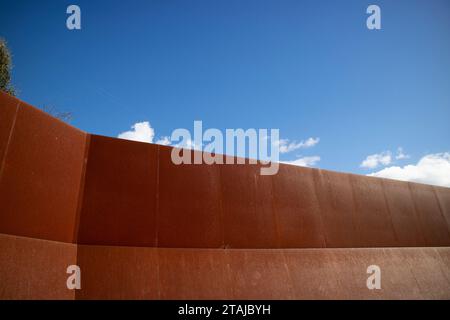 Fotografische Dokumentation einer eisernen Schutzwand, die in den blauen Himmel geworfen wurde Stockfoto