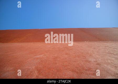 Fotografische Dokumentation einer eisernen Schutzwand, die in den blauen Himmel geworfen wurde Stockfoto