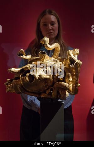 LONDON, VEREINIGTES KÖNIGREICH - 1. DEZEMBER 2023: Ein Mitarbeiter der Galerie betrachtet eine Skulptur von Damien Hirst, dem abgetrennten Kopf der Medusa, 2013, Nummer zwei aus einer dreifachen Ausgabe (Schätzung: £500.000-700.000) während eines Fotoanrufs in Christie's Auktionshaus, bei dem die Highlights der Classic Week Sales am 1. Dezember 2023 in London, Großbritannien, vorgestellt werden. Die Classic Week Sales-Serie umfasst Kunst von der Antike bis zum 21. Jahrhundert mit sechs Live-Auktionen und einem Online-Verkauf vom 1. Bis 15. Dezember. (Foto: Wiktor Szymanowicz/NurPhoto) Stockfoto