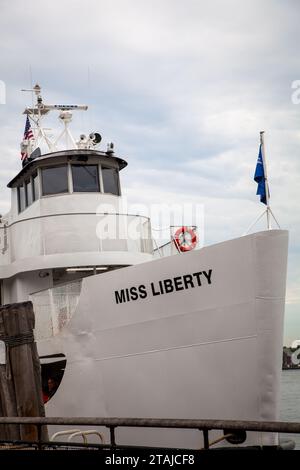 Die Fähre von Miss Liberty bringt Touristen zur Freiheitsstatue und Ellis Island. Stockfoto