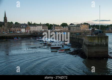 Newhaven Hafen bei Ebbe in Edinburgh mit Blick auf die Küste und das Dorf Stockfoto