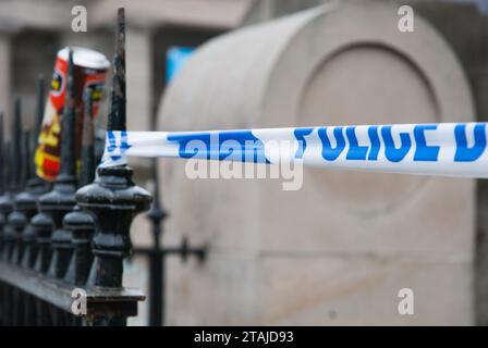 Bierdose auf Geländer mit Polizeiband im Stadtzentrum von Edinburgh Stockfoto