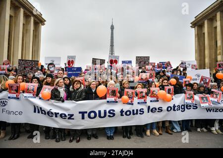 Paris, Frankreich. Dezember 2023. Die Teilnehmer versammeln sich in Solidarität mit den Geiseln, die am 7. Oktober 2023 von der Hamas entführt wurden, am 1. Dezember 2023 auf dem Trocadero Place in Paris. Foto: Firas Abdullah/ABACAPRESS.COM Credit: Abaca Press/Alamy Live News Stockfoto