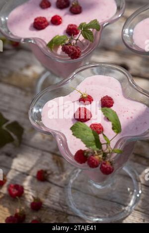 Himbeer-Softeis, Eis, Himbeereis, Soft-Eis, Sofeis, Eis selbermachen aus Naturjoghurt, Quark, Früchten, Wildfrüchten, Banane, Vanillezucker. Schritt 4 Stockfoto