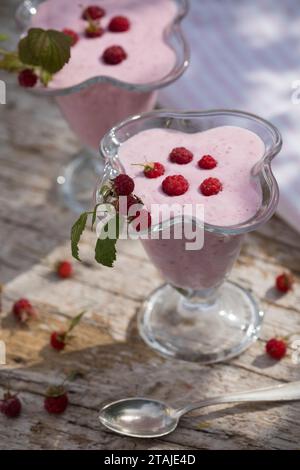 Himbeer-Softeis, Eis, Himbeereis, Soft-Eis, Sofeis, Eis selbermachen aus Naturjoghurt, Quark, Früchten, Wildfrüchten, Banane, Vanillezucker. Schritt 4 Stockfoto