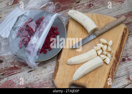 Himbeer-Softeis, Eis, Himbeereis, Soft-Eis, Sofeis, Eis selbermachen aus Naturjoghurt, Quark, Früchten, Wildfrüchten, Banane, Vanillezucker. Schritt 3 Stockfoto