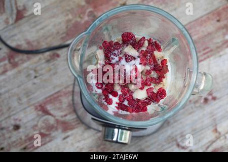 Himbeer-Softeis, Eis, Himbeereis, Soft-Eis, Sofeis, Eis selbermachen aus Naturjoghurt, Quark, Früchten, Wildfrüchten, Banane, Vanillezucker. Schritt 3 Stockfoto