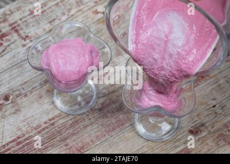 Himbeer-Softeis, Eis, Himbeereis, Soft-Eis, Sofeis, Eis selbermachen aus Naturjoghurt, Quark, Früchten, Wildfrüchten, Banane, Vanillezucker. Schritt 3 Stockfoto