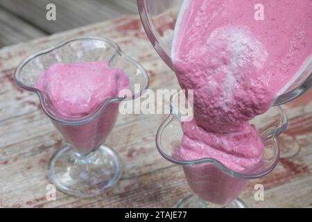 Himbeer-Softeis, Eis, Himbeereis, Soft-Eis, Sofeis, Eis selbermachen aus Naturjoghurt, Quark, Früchten, Wildfrüchten, Banane, Vanillezucker. Schritt 3 Stockfoto