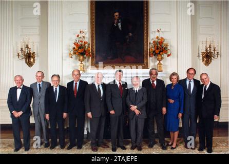 Sandra Day O'Connor ist gestorben. Die Richter des Obersten Gerichtshofs der Vereinigten Staaten posieren mit US-Präsident Ronald Reagan während eines Empfangs für die Richter im State Dining Room des Weißen Hauses in Washington, DC am 1. Oktober 1985. Von links nach rechts: Richter John Paul Stevens; Richter Lewis F. Powell, Jr.; Richter Harry A. Blackmun; Richter Byron R. White; Oberrichter Warren E. Burger; Präsident Reagan; Richter William J. Brennan; Richter Thurgood Marshall; Richter Sandra Day O’Connor; Richter William H. Rehnquist; und Richter Potter Stewart Stockfoto