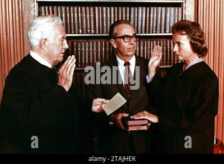 **DATEIFOTO** Sandra Day O Connor ist verstorben. Sandra Day O Connor, rechts, wird am 25. September 1981 vom Obersten Richter der Vereinigten Staaten, Warren Burger, links, als Associate Justice des Obersten Gerichtshofs der Vereinigten Staaten in Washington, D.C. vereidigt. Ihr Ehemann John O Connor, Mitte, sieht zu. Richterin O Connor ist die erste Frau am Obersten Gerichtshof und ersetzt Potter Stewart. Obligatorisches Copyright: XCNPx/xMediaPunchx Stockfoto