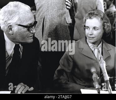 **DATEIFOTO** Sandra Day O Connor ist verstorben. Richterin Sandra Day O Connor, Right, vom Appellationsgericht in Arizona, Präsident Ronald Reagans Kandidat als Associate Justice am Obersten Gerichtshof, um Potter Stewart zu ersetzen, der in den Ruhestand ging, wird dem Justizkomitee des US-Senats für ihre Bestätigungsanhörung durch US-Senator Barry M. Goldwater Republican of Arizona am 9. September 1981 in Washington, DC, vorgestellt. Richterin O Connor ist die erste Frau, die jemals für einen Sitz im Obersten Gerichtshof der USA nominiert wurde. Copyright: XCNPx/xMediaPunchx Credit: Imago/Alamy Live News Stockfoto