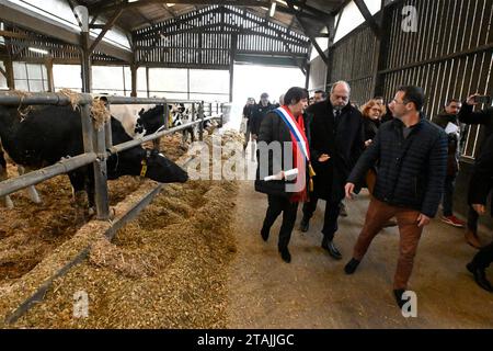 © PHOTOPQR/OUEST FRANCE/Thierry Creux ; Pleucadeuc ; 01/12/2023 ; Pleucadeuc. Morbihan . Le ministre de la Justice Eric Dupond-Moretti en visite au GAEC de Saint-Barthélémy pour rencontrer des représentants de la FNSEA sur le thème de la Proposition de loi sur les troubles anormaux de voisinage (coq, moissonneuse-batteuse, Cloches). De compagnie de Nicole Le Peih, députée du Morbihan, Berichterstatter de ce projet de loi. Foto: ici en visite d'exploitation avec un responsable du GAEC, Vincentd Guimard. (Foto Thierry Creux Ouest-France) - Pleucadeuc, Frankreich, 1. dezember 2023. Besuch des Mi Stockfoto