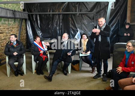 © PHOTOPQR/OUEST FRANCE/Thierry Creux ; Pleucadeuc ; 01/12/2023 ; Pleucadeuc. Morbihan . Le ministre de la Justice Eric Dupond-Moretti en visite au GAEC de Saint-Barthélémy pour rencontrer des représentants de la FNSEA sur le thème de la Proposition de loi sur les troubles anormaux de voisinage (coq, moissonneuse-batteuse, Cloches). De compagnie de Nicole Le Peih, députée du Morbihan, Berichterstatter de ce projet de loi. Foto: au micro, Francl Pélerin, secrétaire général de la FDSEA. (Foto Thierry Creux Ouest-France) - Pleucadeuc, Frankreich, 1. dezember 2023. Besuch des Justizministers Stockfoto