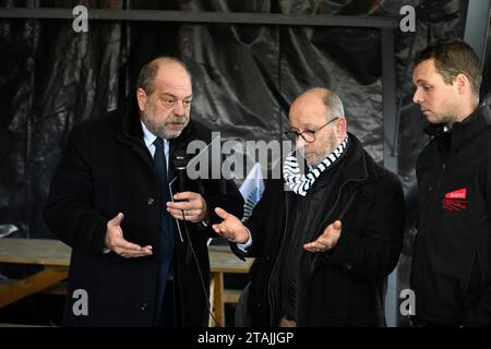 © PHOTOPQR/OUEST FRANCE/Thierry Creux ; Pleucadeuc ; 01/12/2023 ; Pleucadeuc. Morbihan . Le ministre de la Justice Eric Dupond-Moretti en visite au GAEC de Saint-Barthélémy pour rencontrer des représentants de la FNSEA sur le thème de la Proposition de loi sur les troubles anormaux de voisinage (coq, moissonneuse-batteuse, Cloches). De compagnie de Nicole Le Peih, députée du Morbihan, Berichterstatter de ce projet de loi. (Foto Thierry Creux Ouest-France) - Pleucadeuc, Frankreich, 1. dezember 2023. Besuch des Justizministers (nach seinem Prozess) zur Unterstützung der Landwirte beim Thema des vorgeschlagenen Vorschlags Stockfoto