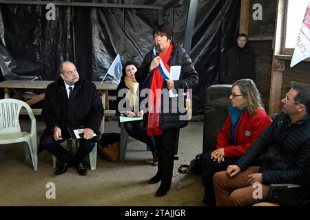 © PHOTOPQR/OUEST FRANCE/Thierry Creux ; Pleucadeuc ; 01/12/2023 ; Pleucadeuc. Morbihan . Le ministre de la Justice Eric Dupond-Moretti en visite au GAEC de Saint-Barthélémy pour rencontrer des représentants de la FNSEA sur le thème de la Proposition de loi sur les troubles anormaux de voisinage (coq, moissonneuse-batteuse, Cloches). De compagnie de Nicole Le Peih, députée du Morbihan, Berichterstatter de ce projet de loi. Foto: Nicole Le Peih. (Foto Thierry Creux Ouest-France) - Pleucadeuc, Frankreich, 1. dezember 2023. Besuch des Justizministers (nach seinem Prozess) zur Unterstützung der Landwirte Stockfoto