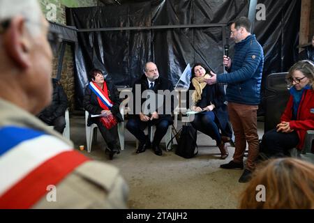 © PHOTOPQR/OUEST FRANCE/Thierry Creux ; Pleucadeuc ; 01/12/2023 ; Pleucadeuc. Morbihan . Le ministre de la Justice Eric Dupond-Moretti en visite au GAEC de Saint-Barthélémy pour rencontrer des représentants de la FNSEA sur le thème de la Proposition de loi sur les troubles anormaux de voisinage (coq, moissonneuse-batteuse, Cloches). De compagnie de Nicole Le Peih, députée du Morbihan, Berichterstatter de ce projet de loi. Foto: ici à l'écoute d'un responsable du GAEC, Vincentd Guimard. (Foto Thierry Creux Ouest-France) - Pleucadeuc, Frankreich, 1. dezember 2023. Besuch des Justizministers Stockfoto