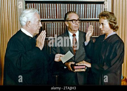 **DATEIFOTO** Sandra Day O Connor ist verstorben. Sandra Day O Connor, rechts, wird am 25. September 1981 vom Obersten Richter der Vereinigten Staaten, Warren Burger, links, als Associate Justice des Obersten Gerichtshofs der Vereinigten Staaten in Washington, DC, vereidigt. Ihr Ehemann John O Connor, Mitte, sieht zu. Richterin O Connor ist die erste Frau am Obersten Gerichtshof und ersetzt Potter Stewart. Obligatorisches Copyright: XWhitexHousexphotoxbyxMichaelxEvansxfromxConsolidatedxNewsxPhotosx Credit: Imago/Alamy Live News Stockfoto