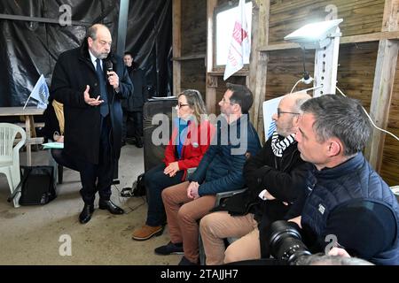 © PHOTOPQR/OUEST FRANCE/Thierry Creux ; Pleucadeuc ; 01/12/2023 ; Pleucadeuc. Morbihan . Le ministre de la Justice Eric Dupond-Moretti en visite au GAEC de Saint-Barthélémy pour rencontrer des représentants de la FNSEA sur le thème de la Proposition de loi sur les troubles anormaux de voisinage (coq, moissonneuse-batteuse, Cloches). De compagnie de Nicole Le Peih, députée du Morbihan, Berichterstatter de ce projet de loi. (Foto Thierry Creux Ouest-France) - Pleucadeuc, Frankreich, 1. dezember 2023. Besuch des Justizministers (nach seinem Prozess) zur Unterstützung der Landwirte beim Thema des vorgeschlagenen Vorschlags Stockfoto