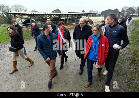 © PHOTOPQR/OUEST FRANCE/Thierry Creux ; Pleucadeuc ; 01/12/2023 ; Pleucadeuc. Morbihan . Le ministre de la Justice Eric Dupond-Moretti en visite au GAEC de Saint-Barthélémy pour rencontrer des représentants de la FNSEA sur le thème de la Proposition de loi sur les troubles anormaux de voisinage (coq, moissonneuse-batteuse, Cloches). De compagnie de Nicole Le Peih, députée du Morbihan, Berichterstatter de ce projet de loi. Foto: ici en visite d'exploitation avec un responsable du GAEC, Vincentd Guimard. (Foto Thierry Creux Ouest-France) - Pleucadeuc, Frankreich, 1. dezember 2023. Besuch des Mi Stockfoto