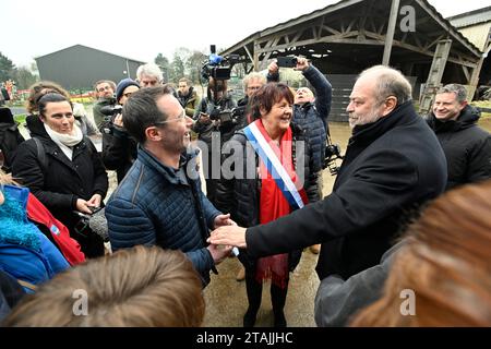 © PHOTOPQR/OUEST FRANCE/Thierry Creux ; Pleucadeuc ; 01/12/2023 ; Pleucadeuc. Morbihan . Le ministre de la Justice Eric Dupond-Moretti en visite au GAEC de Saint-Barthélémy pour rencontrer des représentants de la FNSEA sur le thème de la Proposition de loi sur les troubles anormaux de voisinage (coq, moissonneuse-batteuse, Cloches). De compagnie de Nicole Le Peih, députée du Morbihan, Berichterstatter de ce projet de loi. Foto: ici avec un responsable du GAEC, Vincentd Guimard. (Foto Thierry Creux Ouest-France) - Pleucadeuc, Frankreich, 1. dezember 2023. Besuch des Justizministers (nach Stockfoto